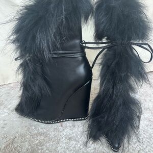Gorgeous fur lace up heeled boots. EU 37